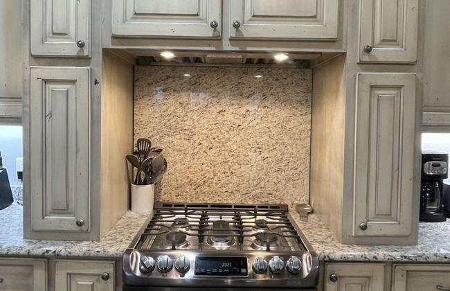 Nature lovers dream! Steps from fishing plus 140 acres of hiking! 4 Bedroom Home by RedAwning - Foto 6