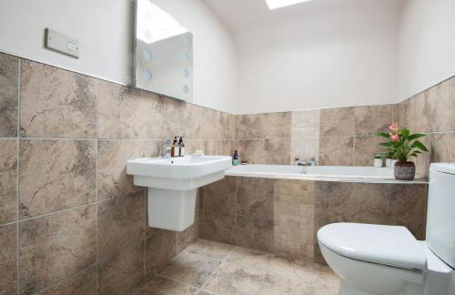 Charming 2 Bedroom Flat in the Heart of Kirriemuir - Foto 24