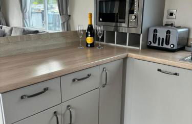 Lakeside Holiday Home with Hot Tub - Foto 8