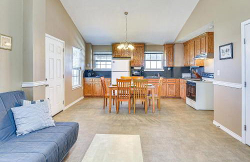 Walk to Shore Crystal Beach Home with Deck! - Foto 7