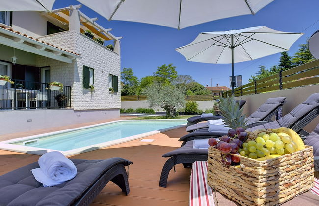 Superb Modern Villa With Pool, Large Fenced Yard Near the Beach - Foto 25