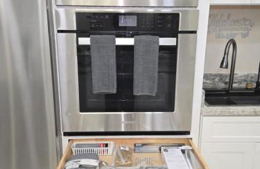 This luxury basement is the perfect getaway - Foto 30