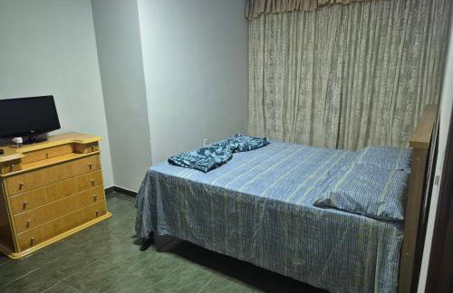 Casa com dois quartos,dois banheiros,sendo um, uma suíte,sala de estar cozinha e garagem - Foto 3