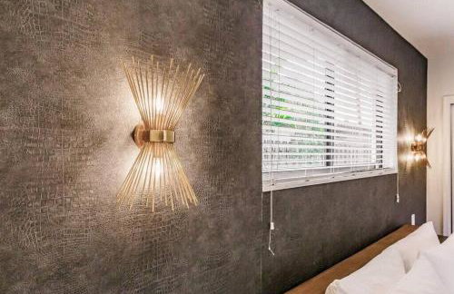 Resort Style Backyard Heated Pool Hot Tub Fire Pit - Foto 22