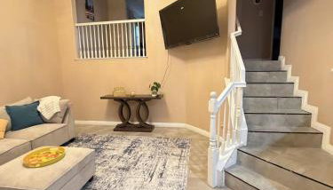 Private and Stylish 3Bdrm 3Ba Townhome, Gated Patio, King Bed, Spacious, Free Parking, Available now - Foto 5