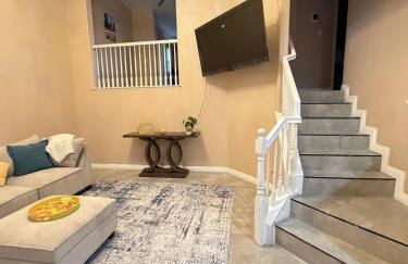 Private and Stylish 3Bdrm 3Ba Townhome, Gated Patio, King Bed, Spacious, Free Parking, Available now - Foto 5