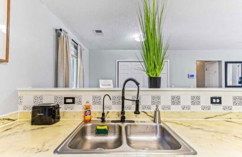 Screened Porch, Firepit, Patio! Peaceful in Pooler - Foto 21