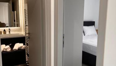 Phil's Apartments - Photo 4