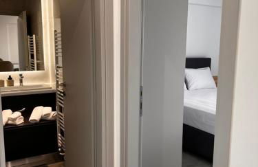 Phil's Apartments - Photo 4