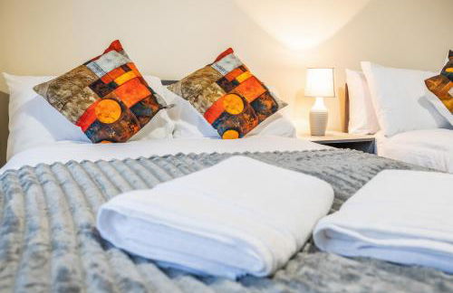 Spacious 4 Bedroom Home Near City Centre Sleeps 11 with Free Parking - Foto 27