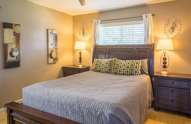 The Retro Escape City Park Hot Tub & Movie Theater - Foto 5