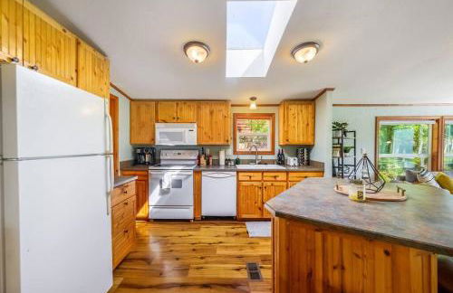 Riverfront Paradise w/ Hot Tub--Little River House - Foto 8