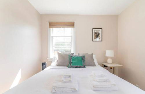 Garden Retreat • Deck Dining + Fire Pit - Foto 10