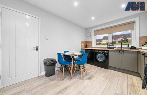 Cosy 2-Bed House I Easy Edinburgh Access I Sleeps 4 - Photo 14