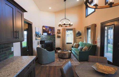 VVCR - Cabin 6 (1-Bed, Modern, Luxury w. Hot Tub) - Photo 4