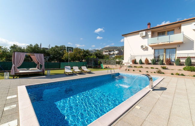 Spacious Holiday Home With Pool and Hot Tub in Kastel Stari - Foto 19