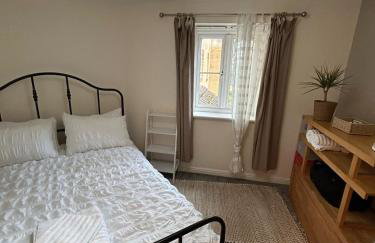 Spacious 2-Bedroom Flat Near Shops & Transport - Photo 5