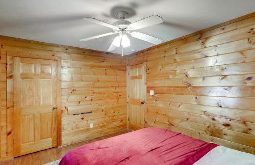 Steps to Lake Lanier Wooded Escape with Boat Dock - Foto 16