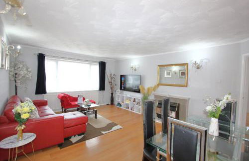 Cheerful 3 Bedroom 2 Bathroom Bungalow by CozyNest - Photo 1