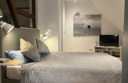 Dachgeschosswohnung Warft Simmerdeis in Reetdachhaus mit parkähnlichem Garten - Foto 6