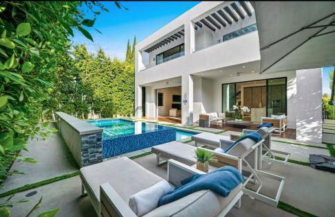 Luxurious Retreat - Modern House with Pool - Photo 30