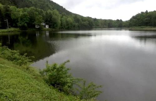 Riverfront Cabin with Beautiful Views of Housatonic River in Great Barrington, Massachusetts - Foto 2