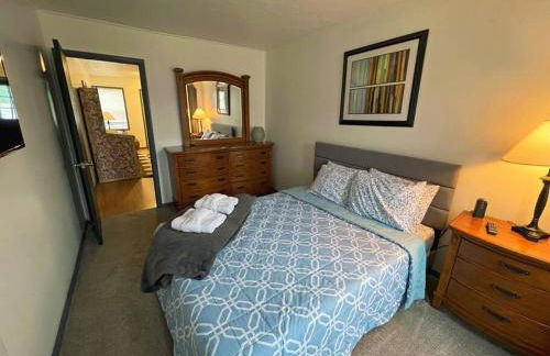 5 Bedroom Lakeside Home Sleeps 12 - Shared Lake Access, Large Yard, Central Air, Fire Pit, Horseshoes & More! - Foto 20