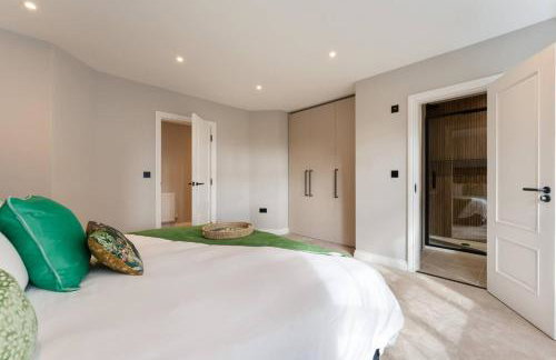 Luxury Four Bedroom Home Near Sandbanks - Photo 19