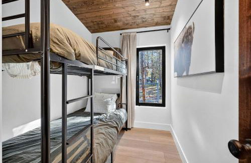 The Luxe House | Upscale Cabin w/ Hot Tub & Fire Pit! - Foto 12