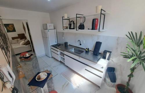 Barra - Espaçoso Apt frente Shopping Barra - 100 m2, 2 quartos, varanda, sala, banheiro e cozinha completa, 2 camas casal, 1 cama de solteiro, 1 sofá cama - Foto 44