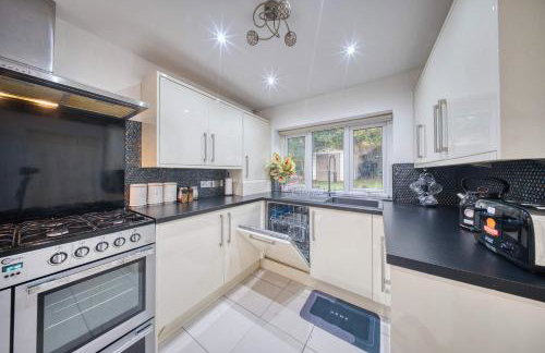 Modern 3BR Manchester Home Sleeps 7 Parking - Foto 43