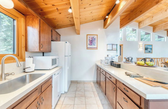 Lake + Beach Access, Pool, Tennis Walk to Chambers Tahoe Timber by Avantstay - Foto 18