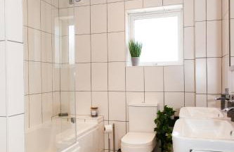 Contractor house, sleeps 7, close to restaurant's & bars, long stays available, Oveyo Accommodation - Foto 8