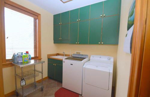 Redbud Keep - Unique Features, Movie Set Decor, Grill, Wifi, Family Friendly, Hiking, Billiard Table, Movie Theater Room, Fireplace, Golfing, View, 2 King Beds - Foto 16