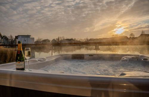 Lakeside Cotswolds Retreat with Private Hot Tub set on Lower Mill Estate - Photo 30