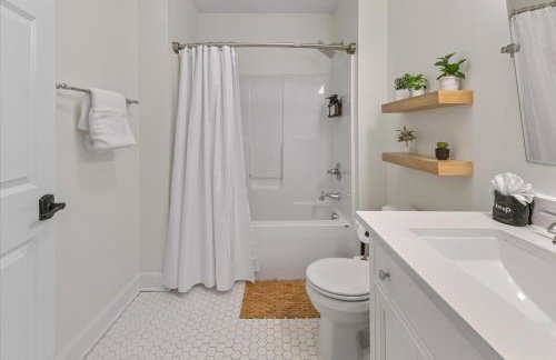 Steps away from Mass Ave Restaurants and Big Patio - Foto 20