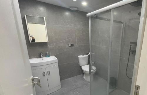 Newly built modern flat with free parking close to London Luton airport and L&D hospital - Photo 8