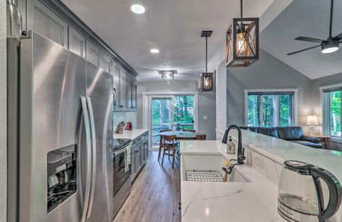 Unwind Fireside and Walk to Slopes! Poconos Getaway - Foto 11