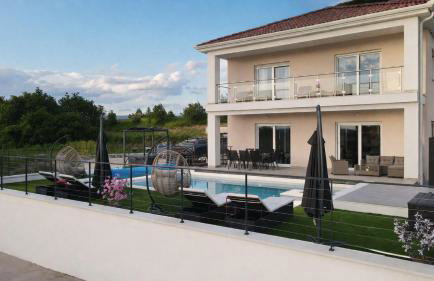 Entire Vacation Home - Heated Pool,Jacuzzi & Sauna - Photo 1