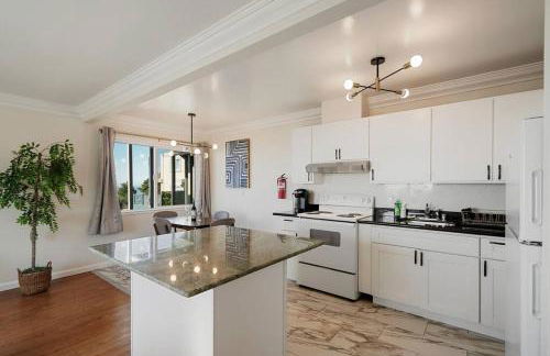 Mountain View 2BR Retreat with Private Deck - Foto 7