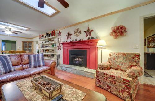 Campbell Retreat in Maggie Valley with Deck! - Foto 7