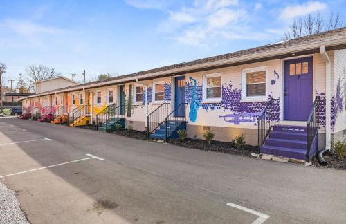 Vibrant Neon Condo Near Restaurants, Coffee and Bars - Foto 26