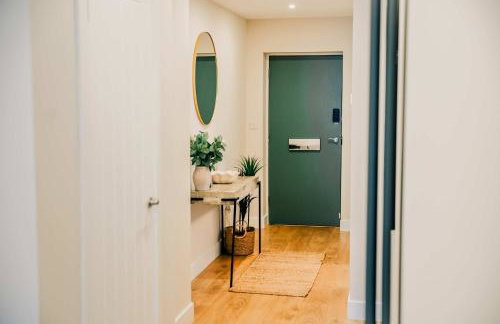 Stylish 2 Bed City Centre Apartment with Parking - Photo 45