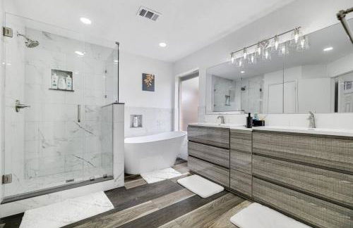 Frisco Resort Style Home w/Spa - Foto 32