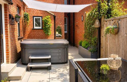 Exceptional 4 Bed House in The Windsor Tapestries by Casa by Grace - Sleeps 7-9, Private Hot Tub Hire, Free Parking, Dog Friendly, Legoland, Windsor Castle - Photo 6