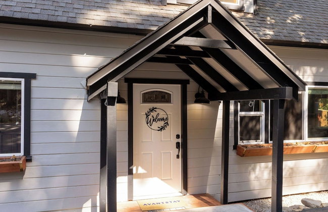 Sweet Pine Deck + Hot Tub, Cozy Modern Interior Close to Ski Resort! - Foto 45