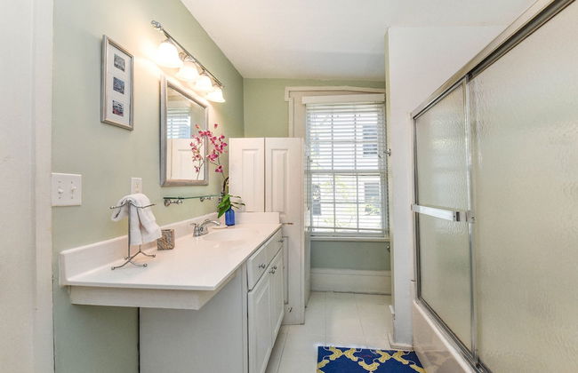 Artist's House Upper Apt Walk to Forsyth - Photo 24