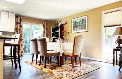 Bright 3 bedroom home with full kitchen, fenced backyard, sports court and free parking - Foto 8