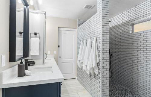 Swim, Golf, Grill and Chill! Surprise Group Getaway - Foto 17