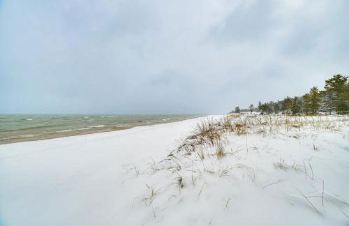 Walk to Lake Huron Beaches Home with Fire Pit! - Foto 34